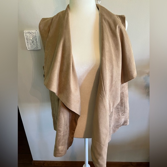 Kut from the Kloth Women’s XL Tan Wrap Vest with Pockets - Picture 4 of 11